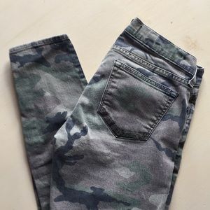 Elizabeth and James low rise camo jeans size 28
